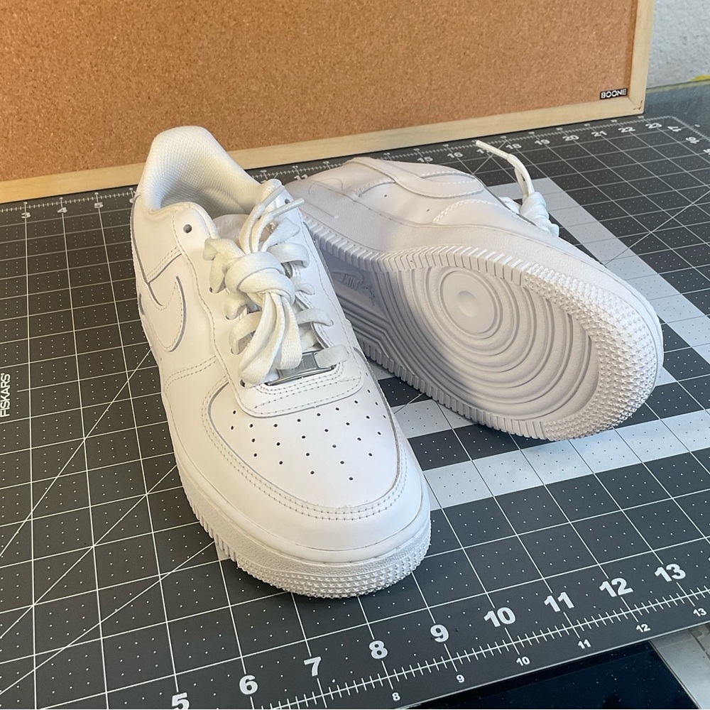 Air Force 1 
White/white 07
brand new
Authentic - Picture 2 of 12